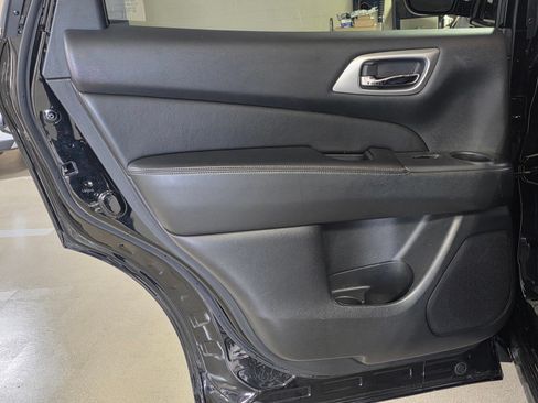 Used 2019 Nissan Pathfinder S FWD image 10