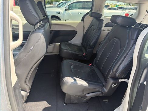Used 2021 Chrysler Pacifica Touring-L FWD image 26