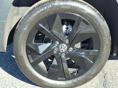 New 2026 Volkswagen Taos SE image 9