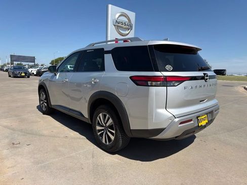 Used 2025 Nissan Pathfinder SL FWD image 5