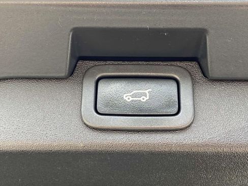 Used 2018 Land Rover Discovery HSE image 14