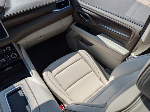 Used 2022 GMC Yukon Denali w/ Denali Premium Package image 11