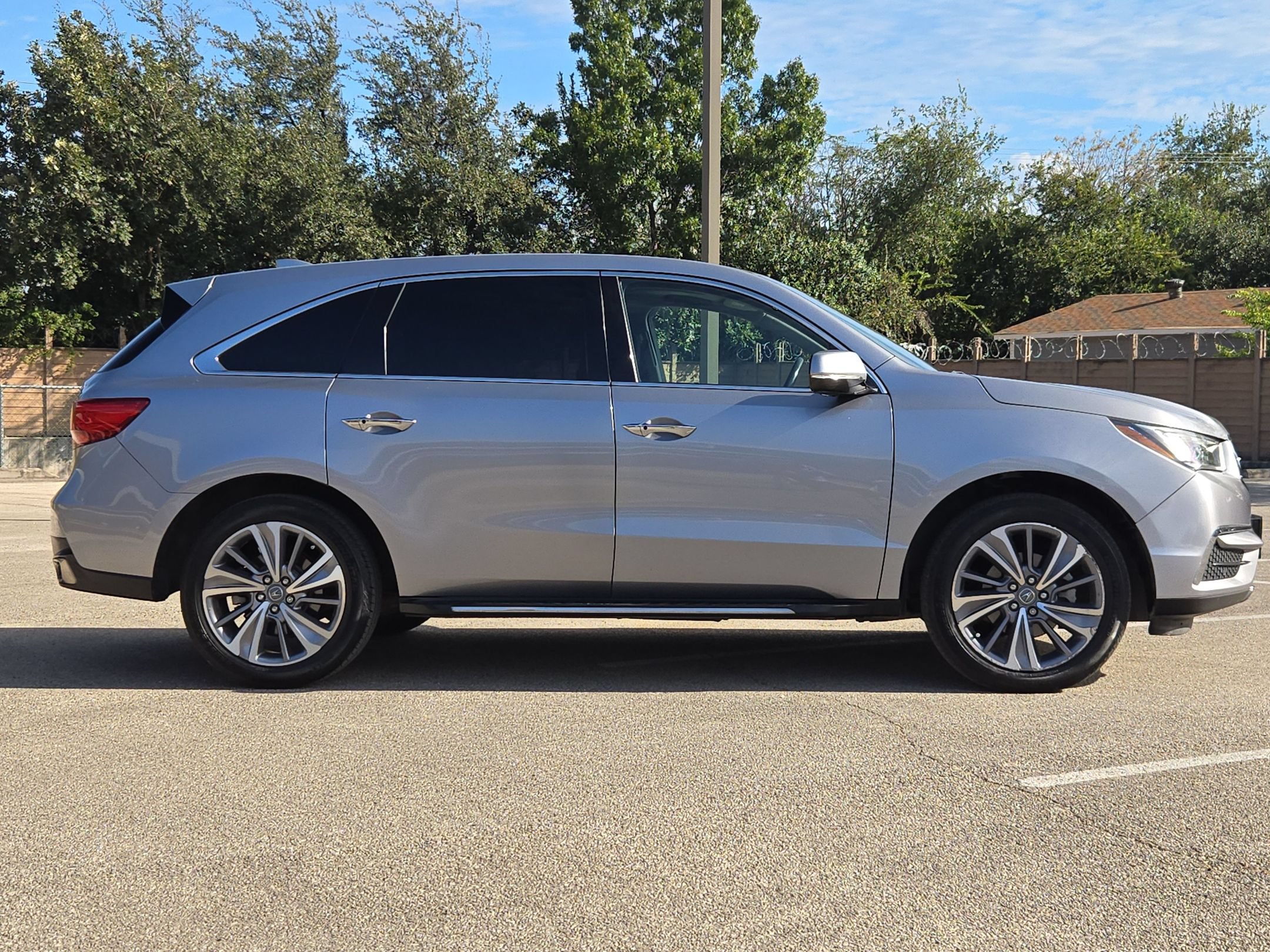 Used 2017 Acura MDX w/ Technology Package FWD image 2