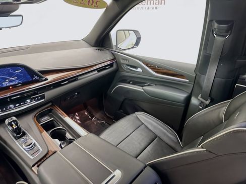 Used 2022 Cadillac Escalade Premium Luxury AWD/4WD image 25