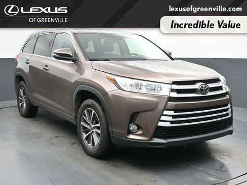 Used 2017 Toyota Highlander XLE FWD image 2