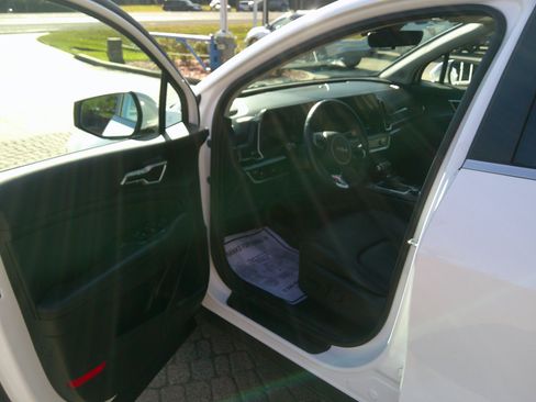 Used 2024 Kia Sportage EX image 8