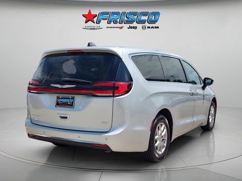 Used 2024 Chrysler Pacifica Touring-L FWD image 7