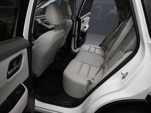 Used 2025 Nissan Rogue SL w/ Tech Package image 17