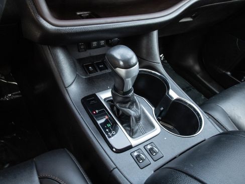 Used 2019 Toyota Highlander XLE AWD/4WD image 24