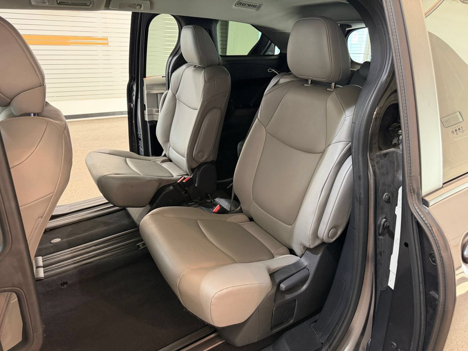 Used 2025 Toyota Sienna XLE FWD image 41
