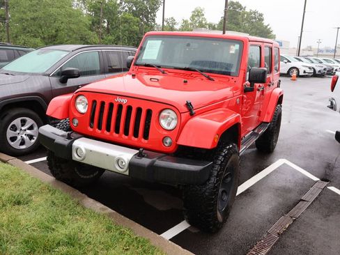 Used 2015 Jeep Wrangler Unlimited Sahara w/ Connectivity Group AWD/4WD image 3