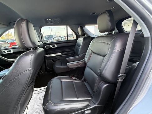 Used 2022 Ford Explorer XLT w/ Equipment Group 202A image 9