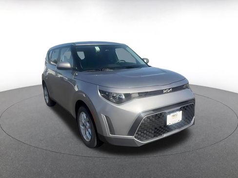 Used 2025 Kia Soul LX w/ LX Technology Package FWD image 3