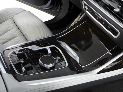 Used 2024 BMW X7 xDrive40i w/ M Sport Package AWD/4WD image 15
