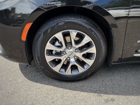 Used 2023 Chrysler Pacifica Pinnacle FWD image 18