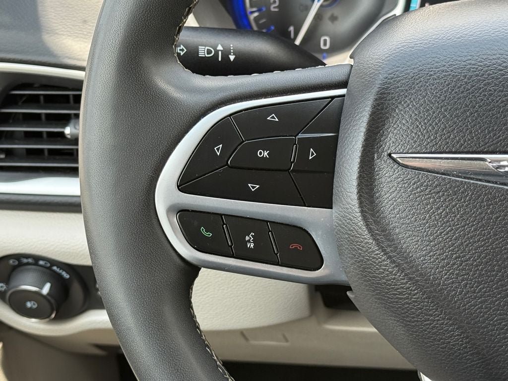 Used 2024 Chrysler Pacifica Touring-L FWD image 21