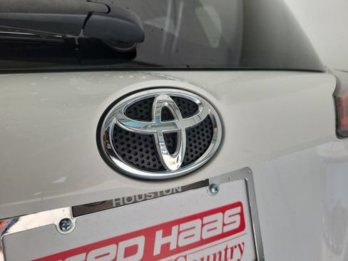 Used 2018 Toyota RAV4 LE AWD/4WD image 10