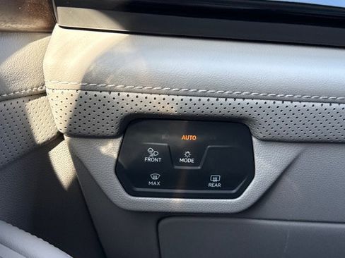 Used 2025 Volkswagen Atlas SE image 23