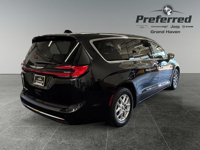 Used 2023 Chrysler Pacifica Touring-L FWD image 19