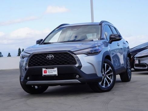 Used 2025 Toyota Corolla Cross XLE FWD image 4