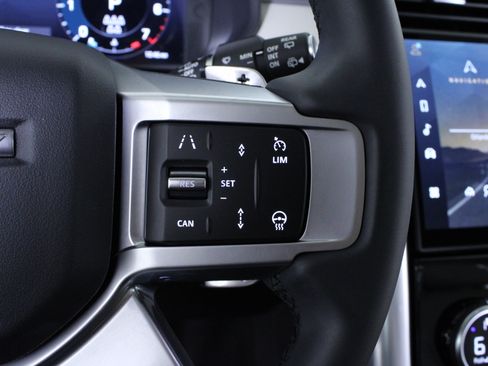 Used 2025 Land Rover Discovery Dynamic SE image 23