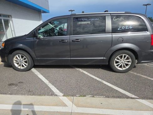 Used 2018 Dodge Grand Caravan SXT FWD image 2