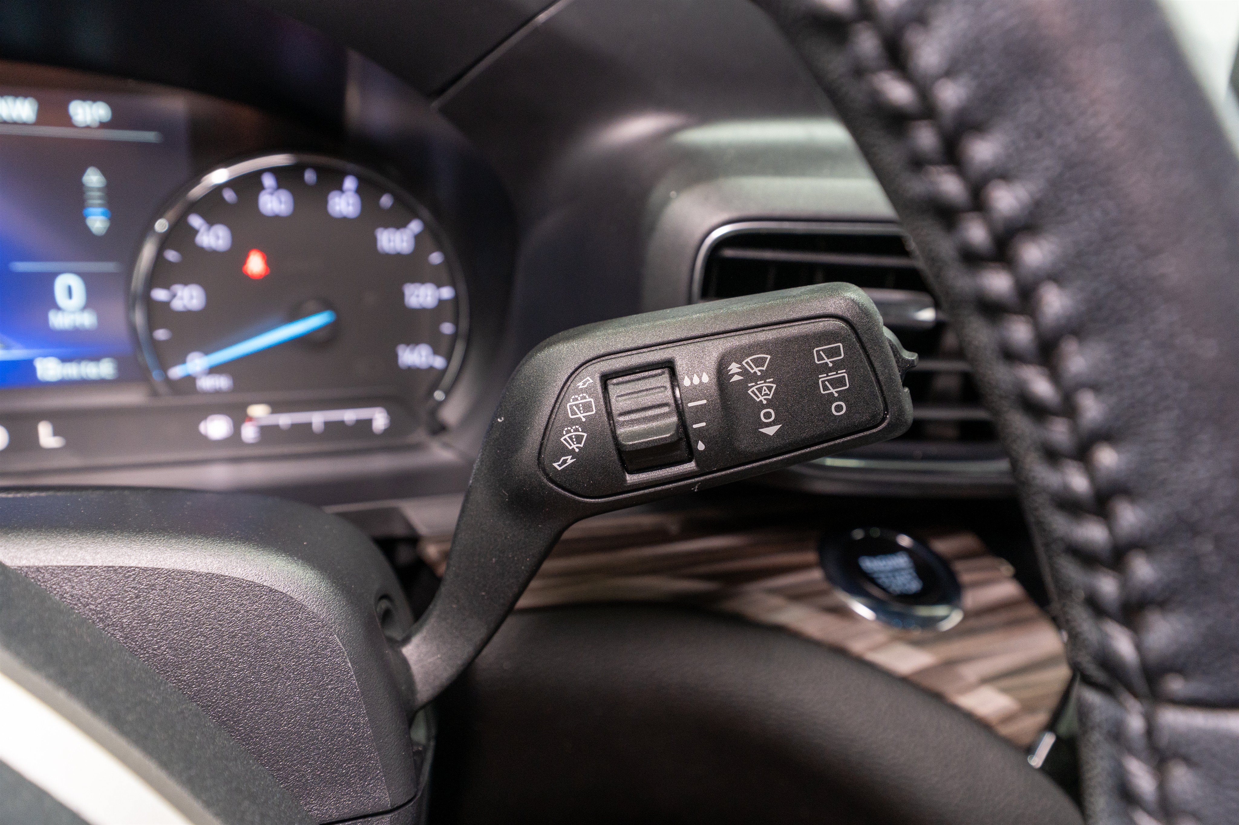 Used 2023 Ford Explorer Limited w/ Limited Technology Package RWD image 28