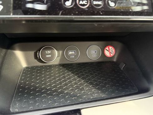 Used 2025 Genesis G70 2.5T image 17