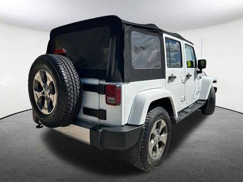Used 2017 Jeep Wrangler Unlimited Sahara w/ Connectivity Group AWD/4WD image 14