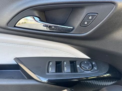 Used 2025 Chevrolet Trax LT w/ LT Convenience Package image 10