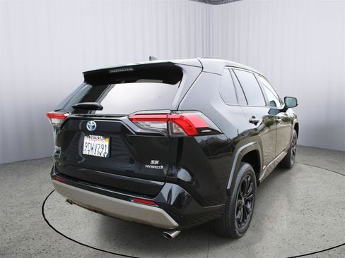 Used 2022 Toyota RAV4 SE image 7