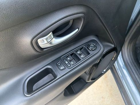 Used 2017 Jeep Renegade Altitude AWD/4WD image 14