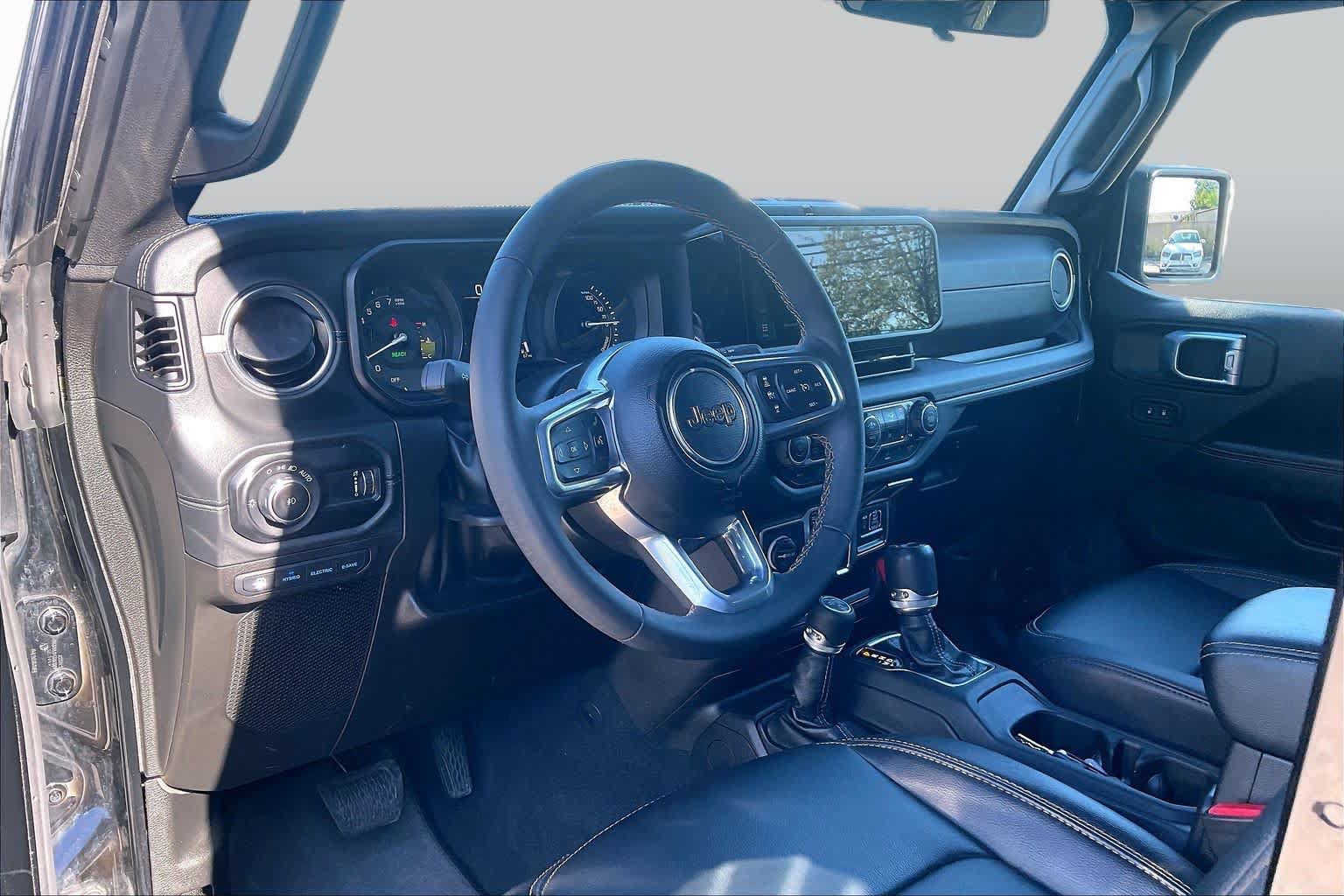 Used 2024 Jeep Wrangler Unlimited Sahara AWD/4WD image 16