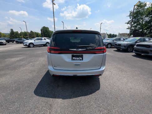 Used 2024 Chrysler Pacifica Limited FWD image 6