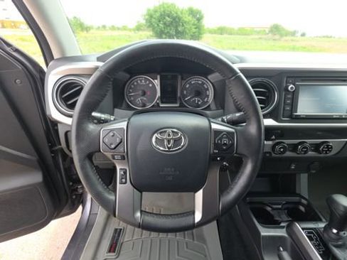 Used 2017 Toyota Tacoma SR5 w/ Tow Package RWD image 24