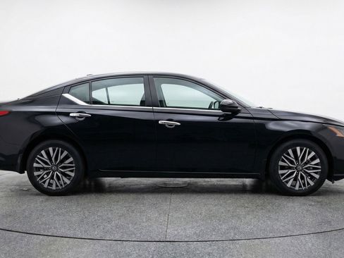 Used 2025 Nissan Altima 2.5 SV image 11