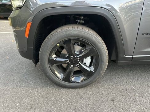 New 2025 Jeep Grand Cherokee Limited w/ Luxury Tech Group II image 11