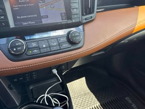 Used 2018 Toyota RAV4 Limited FWD image 11