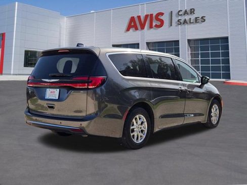 Used 2023 Chrysler Pacifica Touring-L FWD image 6