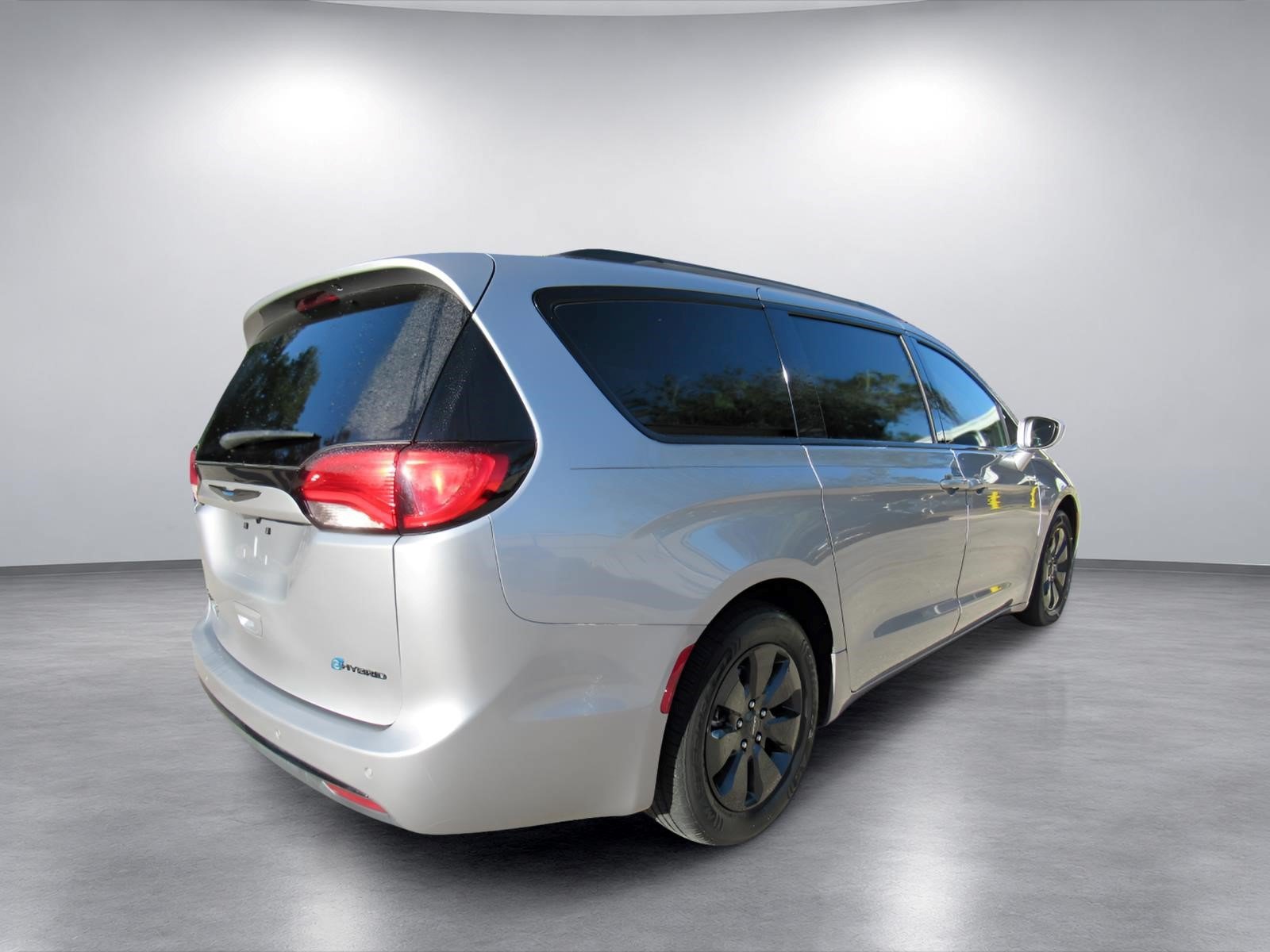 Used 2019 Chrysler Pacifica Touring-L w/ S Appearance Package FWD image 5