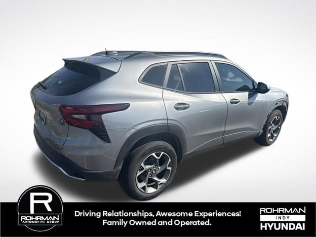 Used 2025 Chevrolet Trax LT FWD image 3