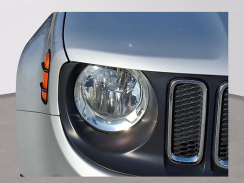 Used 2018 Jeep Renegade Latitude FWD image 7