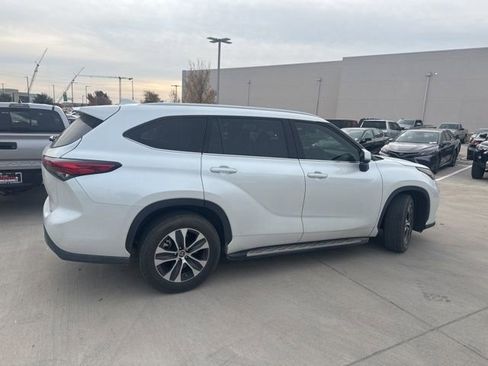 Used 2022 Toyota Highlander XLE image 3