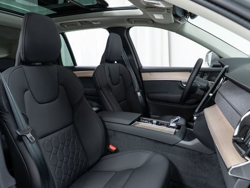 New 2026 Volvo XC90 B6 Plus w/ Protection Package Premier image 22