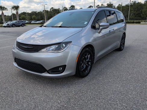 Used 2019 Chrysler Pacifica Touring-L w/ Premium Audio Group FWD image 9