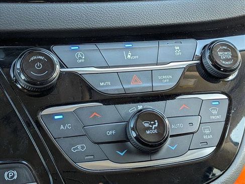 Used 2022 Chrysler Pacifica Touring-L image 7