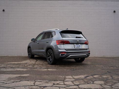 Used 2022 Volkswagen Taos SE w/ Panoramic Sunroof Package AWD/4WD image 3