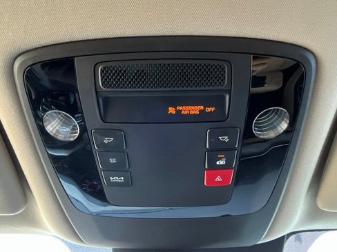 Used 2024 Kia Carnival EX FWD image 19