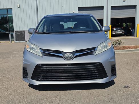 Used 2018 Toyota Sienna LE FWD image 2