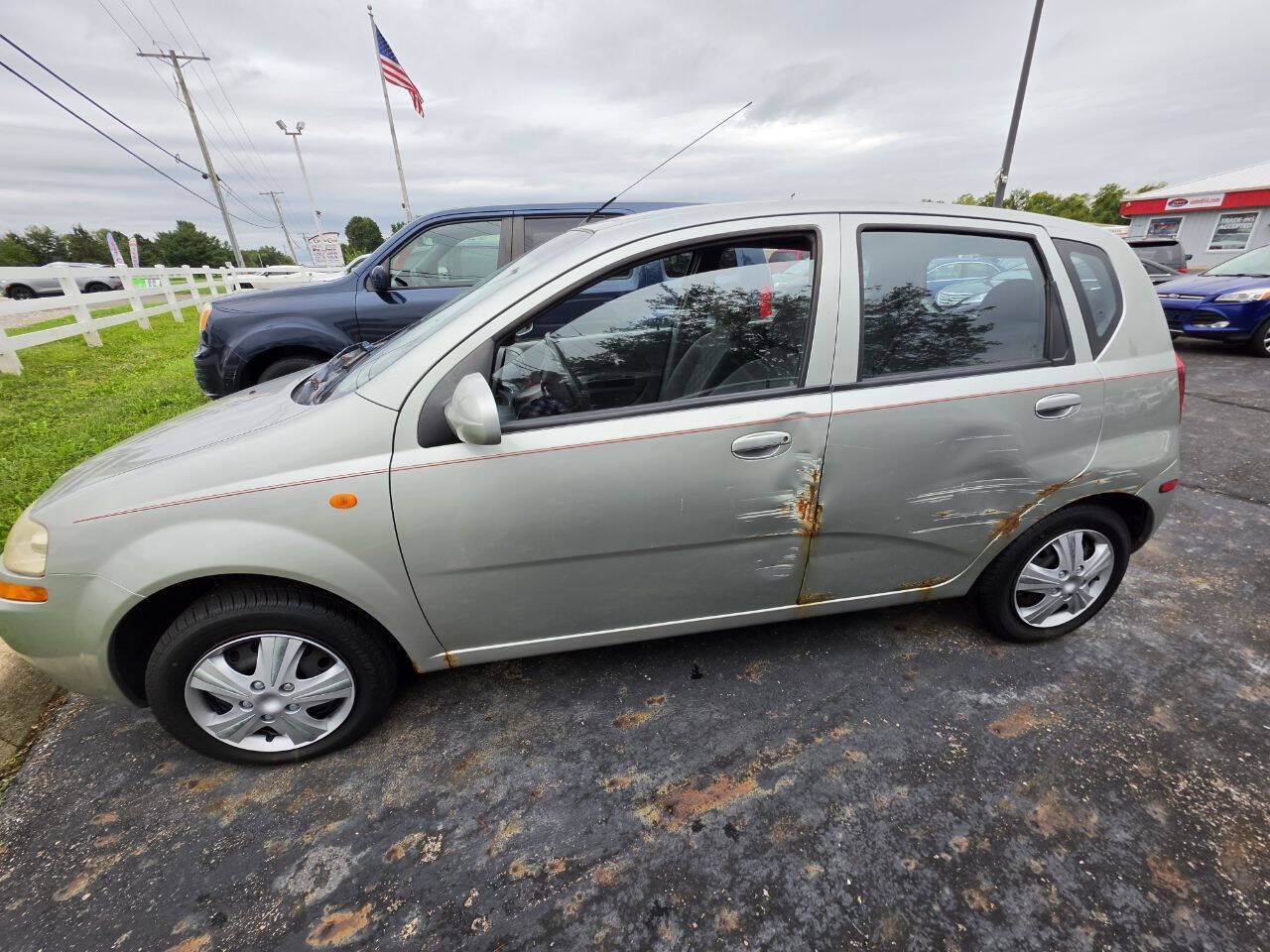 Used 2004 Chevrolet Aveo Hatchback FWD image 2